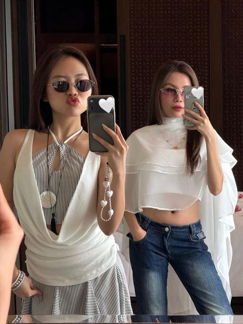 Phương Mỹ Chi tranh thủ nghỉ lễ với "người thương" là chị gái.