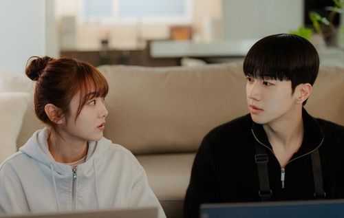 Kim Hye Jun và Cha Woo Min đảm nhận hai nhân vật trung tâm trong câu chuyện tình cảm công sở của My Bias, My Boss. Ảnh: NSX