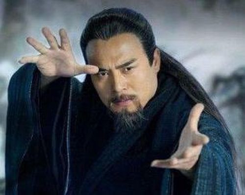 Nhậm Ngã Hành - giáo chủ Nhật Nguyệt Thần Giáo, từng cùng Lệnh Hồ Xung đối đầu Đông Phương Bất Bại.
