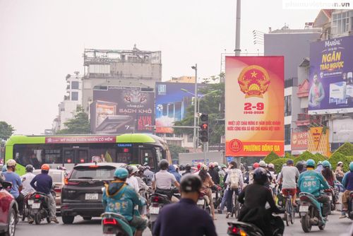 Pano tuyên truyền khổ lớn tạo điểm nhấn giữa dòng phương tiện đông đúc tại nút giao Xã Đàn - Tôn Đức Thắng - Ô Chợ Dừa - Nguyễn Lương Bằng.