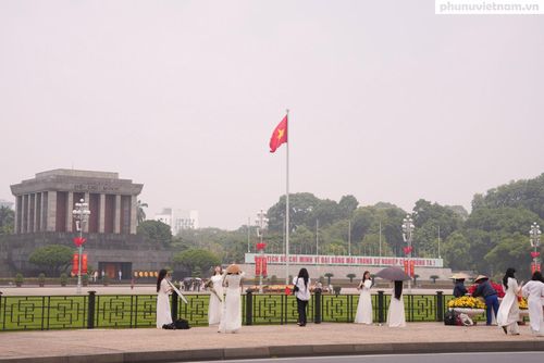 Trong không khí trang nghiêm, phấn khởi tại Quảng trường Ba Đình, nhiều người dân và du khách tập trung tham quan, chụp ảnh trước Lăng Chủ tịch Hồ Chí Minh