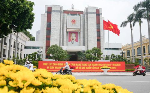 Trụ sở trụ sở HĐND - UBND TP Hà Nội trang hoàng trong dịp chào mừng kỷ niệm 81 năm Cách mạng Tháng Tám thành công (19/8/1945 - 19/8/2026) và Quốc khánh nước Cộng hòa xã hội chủ nghĩa Việt Nam (2/9/1945 - 2/9/2026).