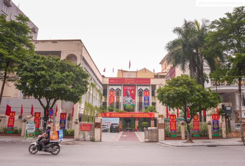 Từ những tuyến đường trung tâm đến trụ sở cơ quan Đảng, Nhà nước và các khu dân cư, sắc đỏ của cờ Tổ quốc hòa cùng cờ hoa, pano, áp phích, biểu ngữ, lan tỏa không khí phấn khởi và niềm tự hào trong những ngày lễ trọng đại của đất nước.