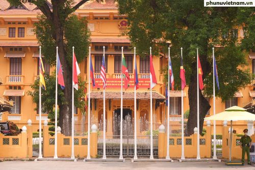 Quốc kỳ Việt Nam cùng cờ các nước tung bay trước trụ sở Bộ Ngoại giao; băng rôn trên mặt tiền chào mừng 81 năm Cách mạng Tháng Tám thành công và Quốc khánh 2/9.