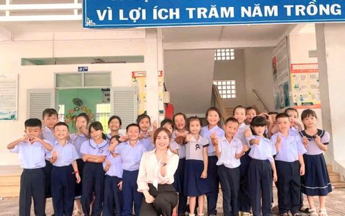 Cô giáo Trương Thị Bích Phương và các em học sinh tại điểm trường trên đảo Bích Đầm