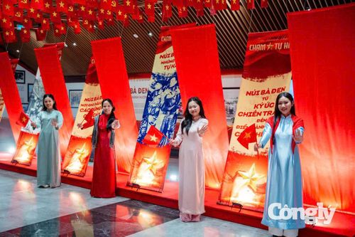 Trong kỳ nghỉ lễ Quốc khánh kéo dài 5 ngày, núi Bà Đen được trang hoàng rực rỡ cờ hoa, tạo nên những điểm check-in nổi bật, đồng thời mang đến nhiều trải nghiệm văn hóa, tâm linh cho du khách.