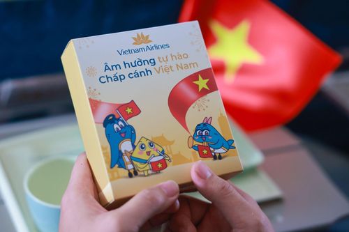 Các thí sinh Hoa hậu Việt Nam và tiếp viên Vietnam Airlines trao quà blind box phiên bản giới hạn mascot chủ đề 2/9 tới hành khách sau chương trình âm nhạc. Chuyến bay hạ cánh tại sân bay Tân Sơn Nhất lúc 10h10.