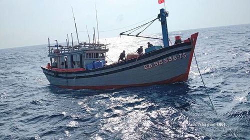 Tàu cá BĐ 95356-TS chở 2 ngư dân bị nạn tiếp cận Nhà giàn DK1/7 xin hỗ trợ cấp cứu.
