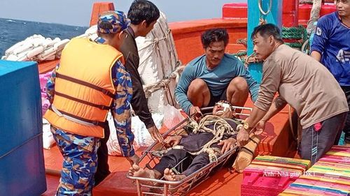 Sau khi được sơ cứu, ngư dân Nguyễn Văn Hiếu được chuyển an toàn trở lại tàu cá.