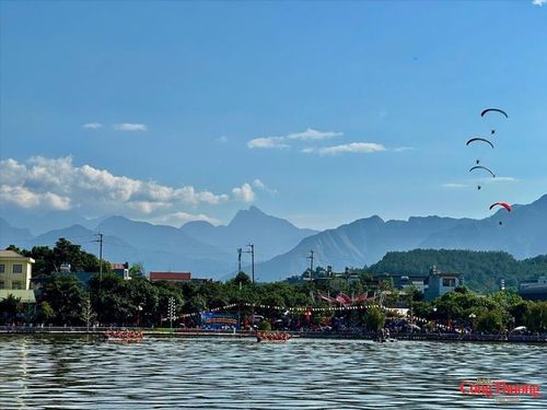 Đua thuyền Đuôi én cùng dù lượn trên bầu trời tạo nên bức tranh hấp dẫn tại Lai Châu 