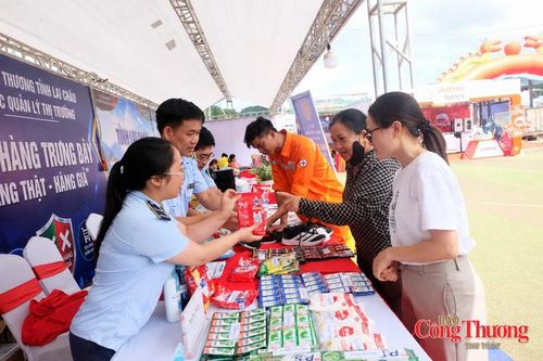 Không gian trưng bày hàng thật, giả của Chi Cục Quản lý thị trường Sở Công Thương tỉnh Lai Châu thu hút khách tham quan và tìm hiểu. 