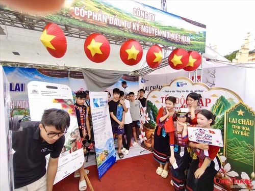 Giới trẻ chụp hình lưu niệm trong không khí Tết Độc lập.