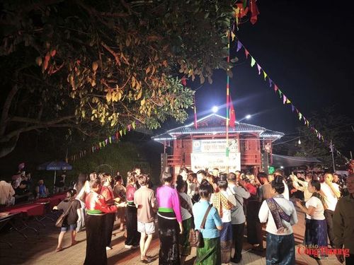 Múa xòe của dân tộc Thái 