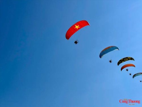 Dù lượn mang hình cờ đỏ sao vàng trên bầu trời xã Than Uyên, tỉnh Lai Châu.