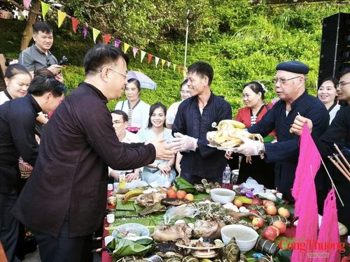 Nghi lễ buộc chỉ cổ tay của dân tộc Thái. 