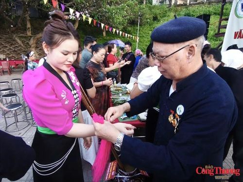 Người dân may mắn được buộc chỉ cổ tay tại lễ hội. 