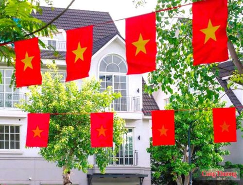 Mỗi ngôi nhà đều treo những lá cờ