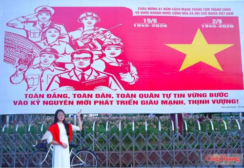 Các bạn trẻ thể hiện niềm vui, niềm tự hào về ngày Quốc khánh, và lịch sử dân tộc
