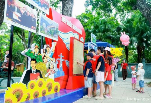 Dịp lễ năm nay, Khu di tích Quốc gia đặc biệt Kim Liên bố trí không gian trưng bày chuyên đề “Hành trình theo chân Bác” để phục vụ nhân dân và du khách. Tám mô hình nghệ thuật kết hợp hình ảnh, tư liệu, hiện vật và đồ họa thông tin kể lại cuộc đời, sự nghiệp cách mạng của Chủ tịch Hồ Chí Minh theo dòng thời gian.