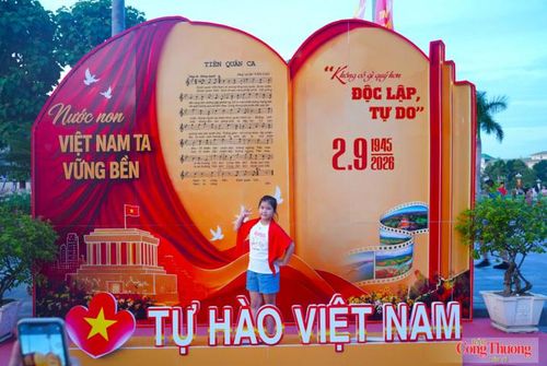 Nhiều không gian rực rỡ để người dân ghi lại những hình ảnh ý nghĩa
