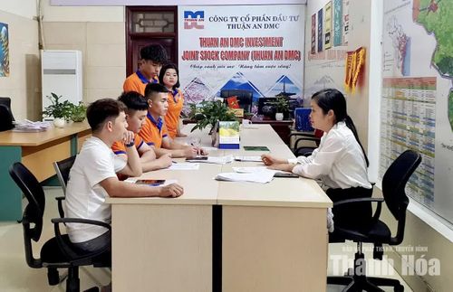 Tư vấn, định hướng cho người lao động trước khi xuất cảnh tại Công ty CP Đầu tư Thuận An DMC (phường Đông Quang). Ảnh: Trường Giang