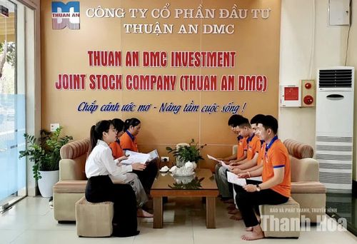 Tư vấn, định hướng cho người lao động trước khi xuất cảnh tại Công ty CP Đầu tư Thuận An DMC (phường Đông Quang). Ảnh: Trường Giang