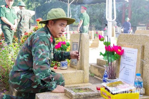 Thiếu tá quân nhân chuyên nghiệp Bùi Quốc Đạt thực hiện nhiệm vụ lấy mẫu hài cốt liệt sĩ trong Chiến dịch 500 ngày đêm. Ảnh: Hoàng Lan
