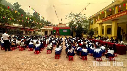 Học sinh Trường THCS Mường Chanh tham gia buổi tuyên truyền, trang bị kiến thức pháp luật và kỹ năng tự bảo vệ.
