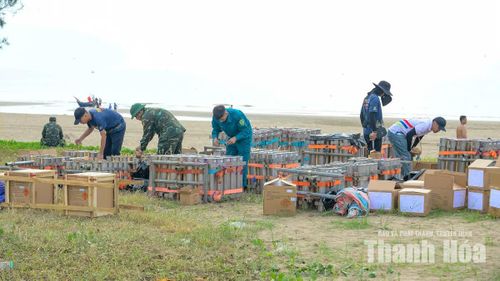 Pháo được đưa đến khu vực tập kết tại bãi biển đối diện khu vực sân khấu diễn ra chương trình nghệ thuật tại Quảng trường biển Sầm Sơn.