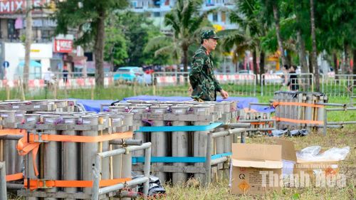 Trận địa pháo hoa năm nay gồm 60 giàn với khoảng 600 quả pháo hoa nổ tầm thấp, 300 quả pháo tầm cao.