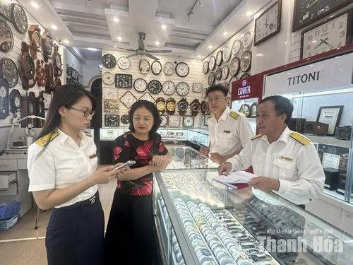 Thuế cơ sở 1 tỉnh Thanh Hóa tuyên truyền cho hộ kinh doanh về chính sách, pháp luật thuế.