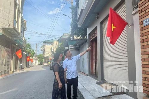 Cờ Tổ quốc được treo trang trọng trên các tuyến đường của Tổ dân phố Kiều Đại (phường Hạc Thành).