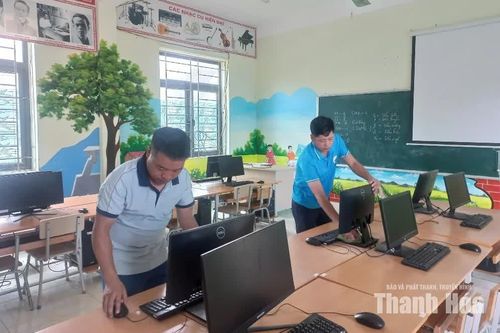 Giáo viên Trường TH&THCS Nhi Sơn kiểm tra máy vi tính tại phòng Tin học.