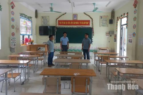 Lãnh đạo xã Nhi Sơn kiểm tra cơ sở vật chất tại Trường TH&THCS Nhi Sơn.