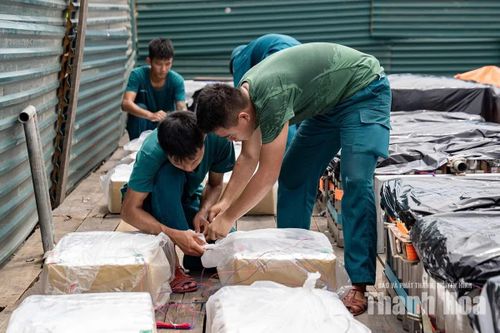 Sau khi hoàn tất lắp đặt, toàn bộ các giàn pháo hoa được phủ kín bằng ni lông nhằm bảo vệ pháo trước tác động của thời tiết, bảo đảm chất lượng cho màn trình diễn.