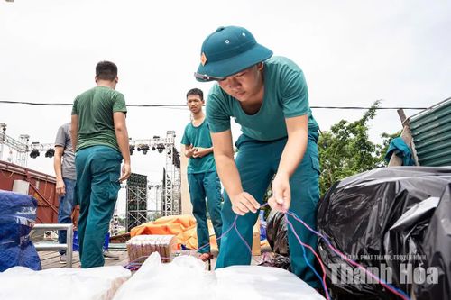 Sáng 1/9, tại Quảng trường Lam Sơn (phường Hạc Thành), các lực lượng chức năng đã khẩn trương tập kết, lắp đặt và hoàn thiện trận địa pháo hoa chào mừng kỷ niệm 81 năm Cách mạng Tháng Tám và Quốc khánh 2/9.