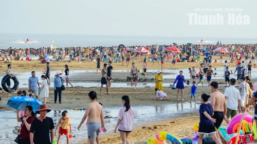 Tối 1/9, chương trình nghệ thuật “Thanh Hóa hòa nhịp cùng non sông” cùng màn pháo hoa kéo dài 15 phút sẽ được tổ chức tại 2 đầu cầu, trong đó có Quảng trường biển Sầm Sơn. Đây là một trong những sự kiện đặc sắc được du khách mong chờ khi về Sầm Sơn nghỉ dưỡng trong dịp lễ này.