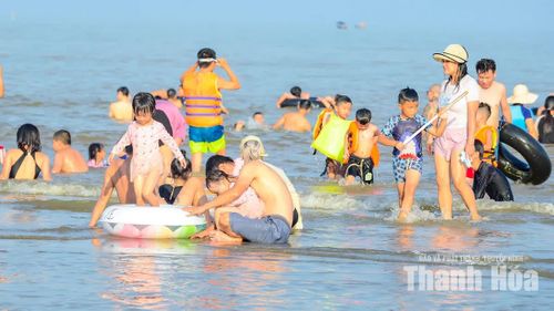 Chị Nguyễn Thị Hà Trang, du khách đến từ Hà Nội cho biết: “Sầm Sơn luôn là điểm đến yêu thích của gia đình tôi mỗi dịp nghỉ lễ. Ở đây bãi tắm đẹp, hải sản ngon, giá cả phải chăng nên rất phù hợp với các gia đình".