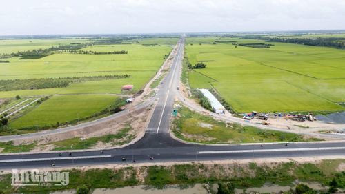 Dự án đầu tư xây dựng đường bộ cao tốc Châu Đốc - Cần Thơ - Sóc Trăng giai đoạn 1, đoạn qua địa bàn tỉnh An Giang có chiều dài tuyến 57km, tổng mức đầu tư 13.526 tỷ đồng. Đến nay, tổng tiến độ sản lượng thực hiện của 4 gói thầu đạt 80,18%/79,95% (vượt khoảng 0,23%) so giá trị hợp đồng.