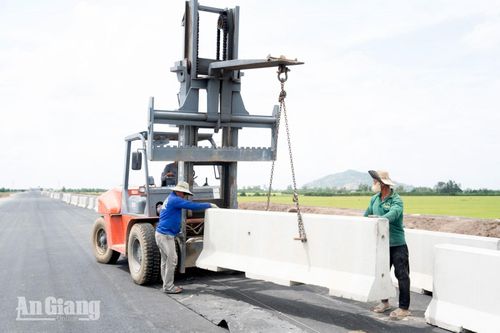 Công nhân lắp đặt hệ thống dải phân cách.