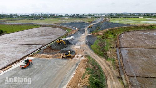 Công trình tại nút giao Tỉnh lộ 945 trên địa bàn xã Thạnh Mỹ Tây vẫn còn ngổn ngang.
