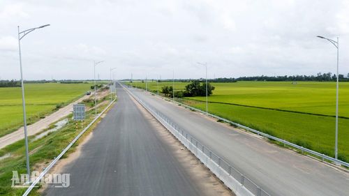 Dù tiến độ thi công gói thầu đang vượt kế hoạch đề ra, đơn vị vẫn quyết liệt thi công xuyên lễ, làm cả ban đêm, để sớm hoàn thành dự án, đảm bảo chất lượng, an toàn.
