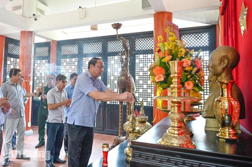 Đền thờ Chủ tịch Hồ Chí Minh trong khuôn viên khu lưu niệm.