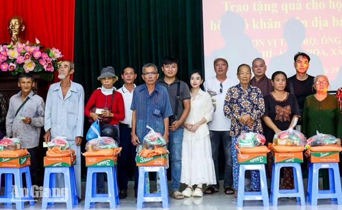 Ban Tổ chức trao quà cho người dân hoàn cảnh khó khăn.