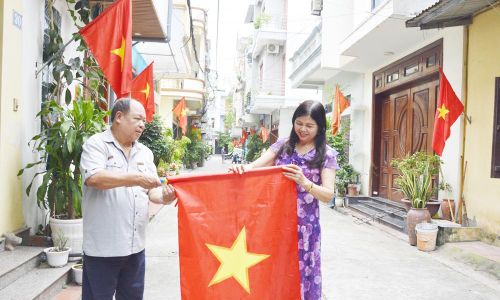  Các hộ dân tổ dân phố Vệ An, phường Kinh Bắc treo cờ Tổ quốc chào mừng Quốc khánh 2/9 và tỉnh Bắc Ninh lên thành phố. 
