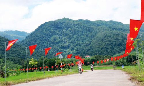  Cờ Tổ quốc được trang trí rực rỡ tại đường vào Khu du lịch sinh thái Khe Rỗ, xã An Lạc. 