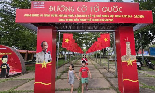  Du khách check in tại đường cờ Tổ quốc trong khuôn viên Bảo tàng Bắc Ninh số 2 (phường Kinh Bắc). 