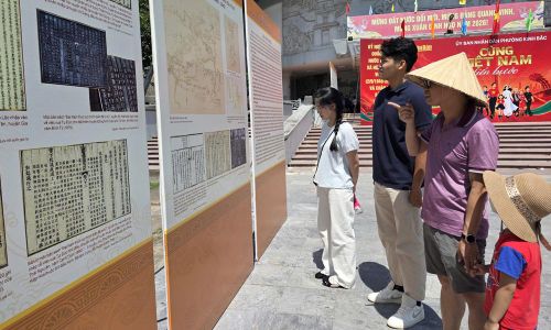  Du khách tham quan triển lãm tư liệu chuyên đề "Địa danh, địa giới hành chính tỉnh Bắc Ninh qua các thời kỳ" tại Bảo tàng Bắc Ninh số 2 (phường Kinh Bắc). 
