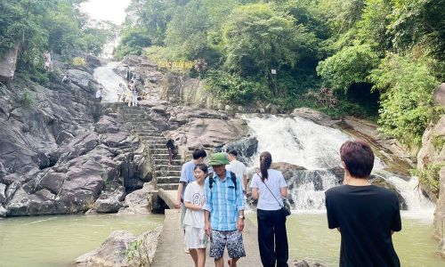  Du khách tham quan tại Khu du lịch sinh thái Suối Mỡ (xã Nghĩa Phương). 