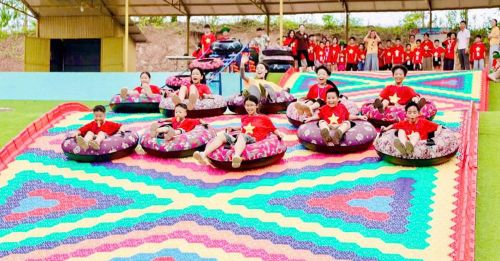  Thanh thiếu nhi tham gia trò chơi vận động tại Điểm du lịch sinh thái hồ Bầu Tiên, xã Kiên Lao. 